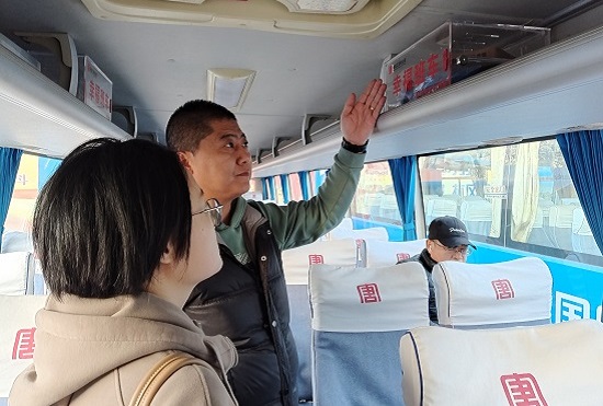 幸福班車上設(shè)置充電寶、雨傘等應(yīng)急物品.jpg