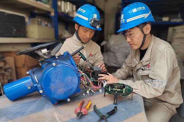 熱控一班人員正在進(jìn)行電動執(zhí)行機(jī)構(gòu)修復(fù)再利用。.jpg