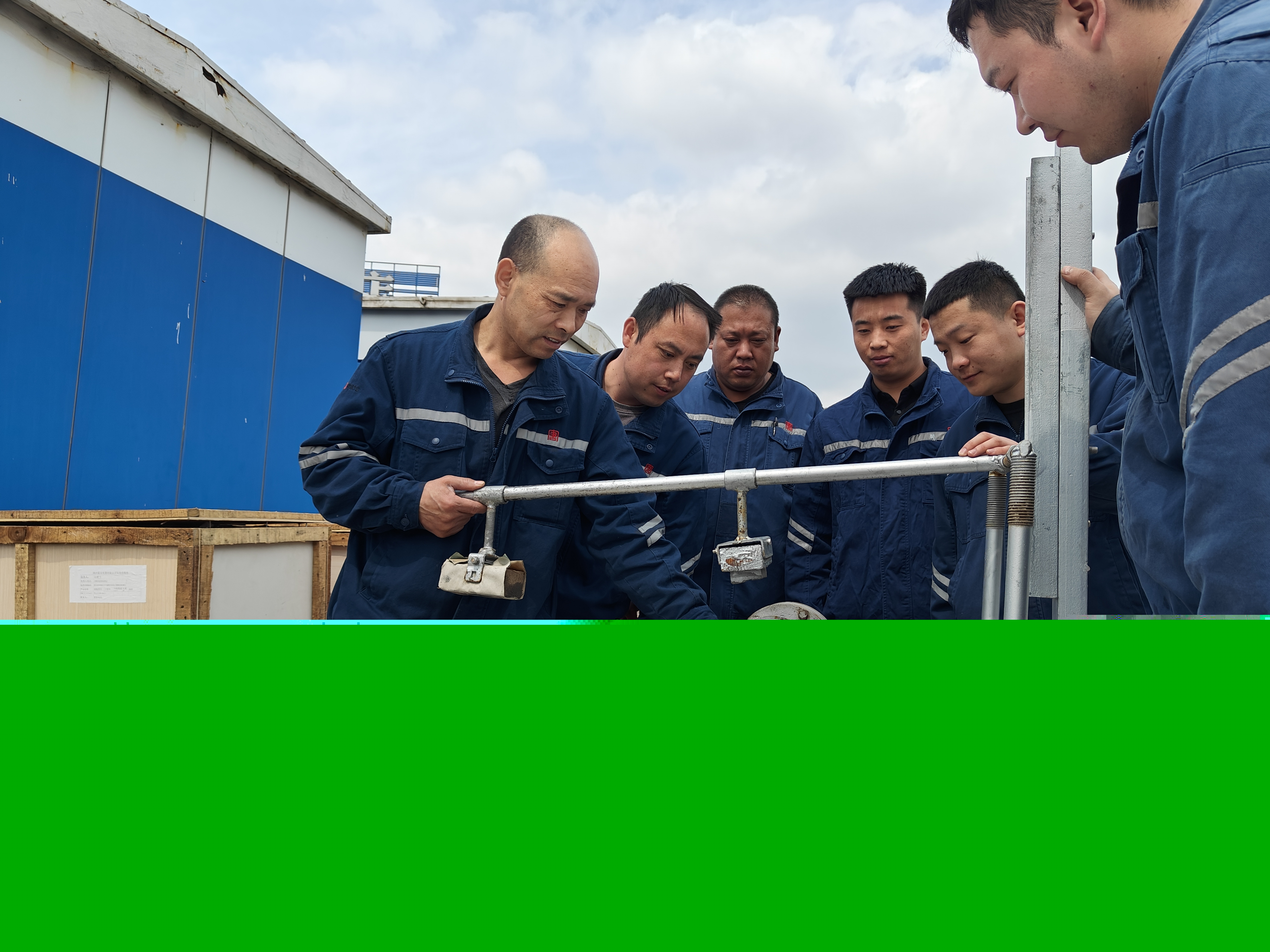 20240510，風機檢修班班長丁帶領班組成員調試自主研發(fā)的集電環(huán)打磨平臺。馬克拍攝.jpg